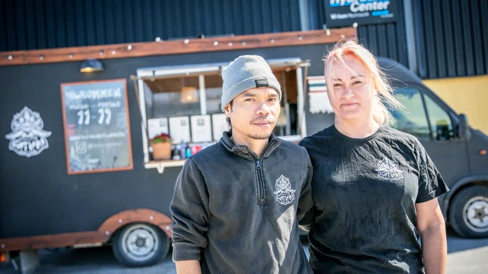 Caroline och Ekkawik Thamsuan träffades när de båda jobbade på restaurangen Carpe Diem på Koh Phi Phi. I dag har de två barn och en restaurang.