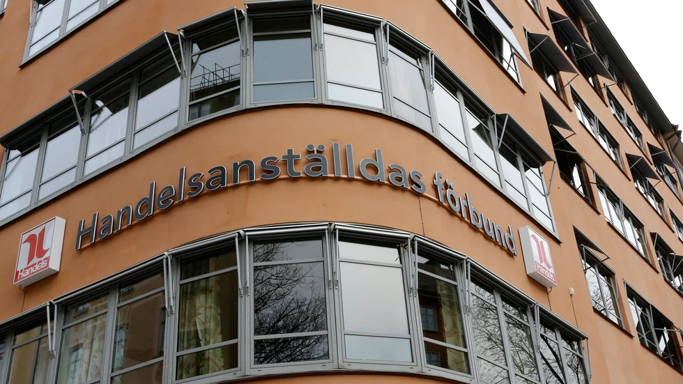 "1000 kr extra i plånboken skulle göra mycket för pensionerade butiksbiträden, lagerarbetare och frisörer. Det förvånar oss därför att det finns partier som inte tagit ställning", skriver företrädare för Handelsanställdas förbund.