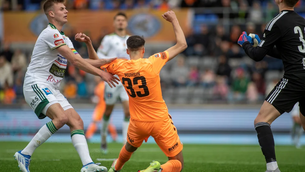 AFC-anfallaren Amar Muhsin dras ner av Skövdes Filip Schyberg och vill ha straff i den här situationen. 