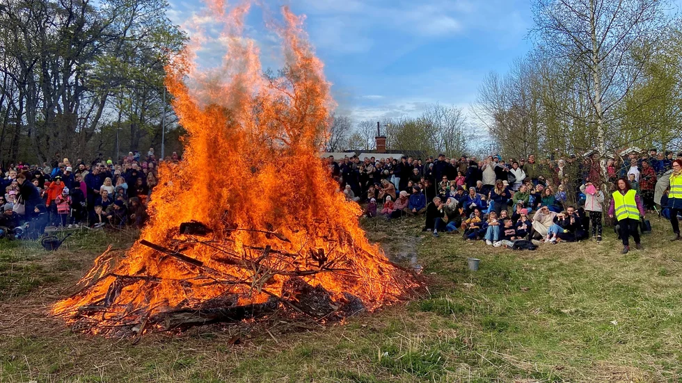 Valborgseldarna hann tändas, men redan 2 maj kom räddningstjänsten med en avrådan för att elda igen. På bilden valborgsfirandet vid Fåfängan i Nyköping.