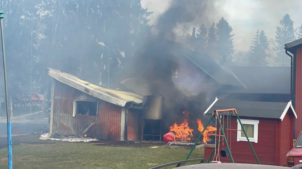 Gräsbranden i Fjärdhundra, som spridit sig från en majbrasa till närliggande villor och en verkstad.