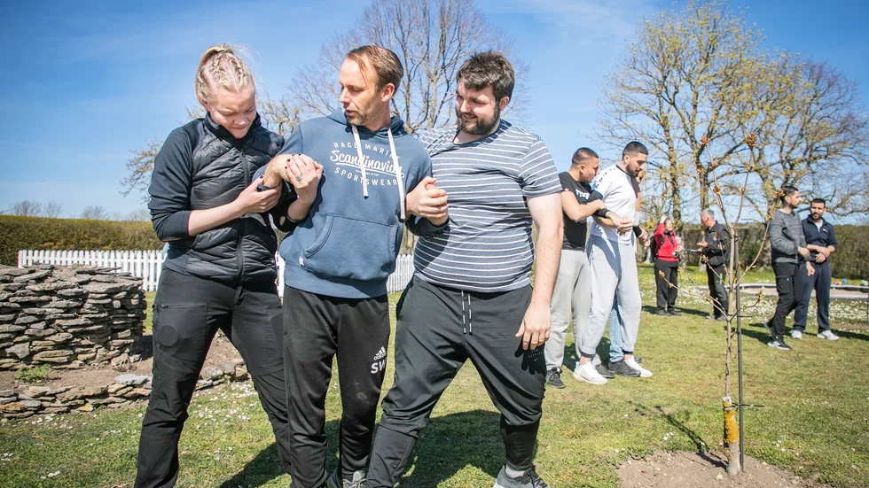 Erika Mäki, Sonny Westergren och Jonathan Rödel var tre av 15 ordningsvaktsaspiranter som tränats i väkteriets ädla konst de senaste veckort vid Follingbo bygdegård.  