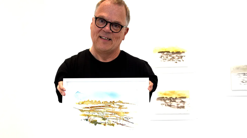 Efter sin livskris är Peter Sundström åter aktuell med en akvarellutställning i Luleå. På bild håller han upp sin bildfavorit bland övriga 46 bilder. "Detta blev en ganska spretig utställning", säger han.