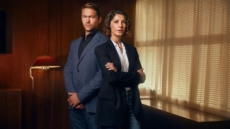 Jakob Oftebro och Nina Zanjani spelar kollegor i "Hamilton" och tillsammans var de på plats i Norrbotten förra sommaren för att spela in två avsnitt.