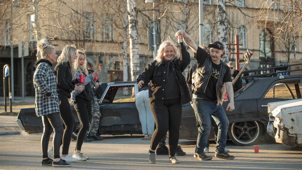 Det bjöds upp till pardans på parkeringen vid stadskyrkan.