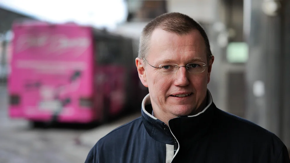 "En lärare som bor i Robertsfors och jobbar i Umeå får en skattereduktion på 15100 kr, jämfört med 12300 kr med dagens reseavdrag om han bilpendlar och 2400 kr om han tar bussen", skriver Johan Wadman, vd för Svensk Kollektivtrafik.