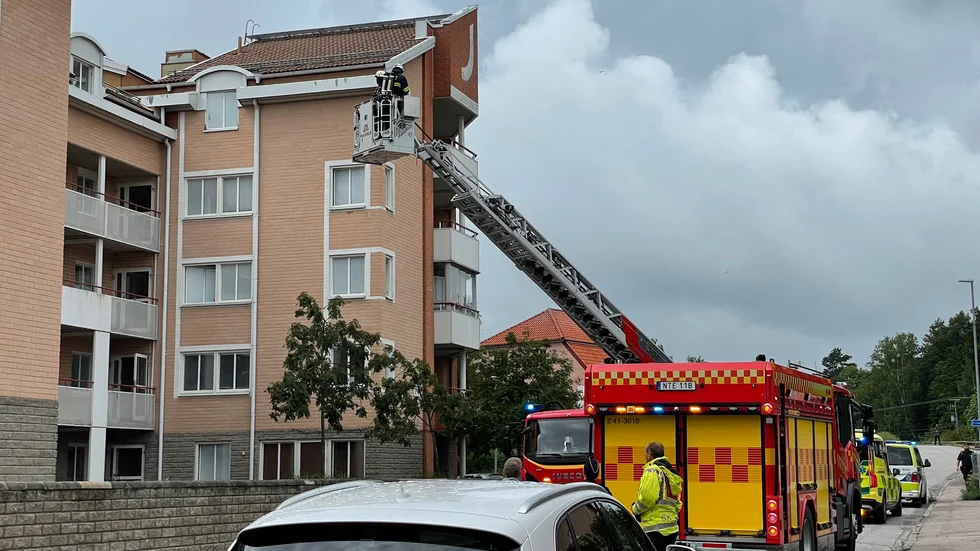 Räddningstjänsten tog sig till taket med höjdfordon och plockade ner lyktan.