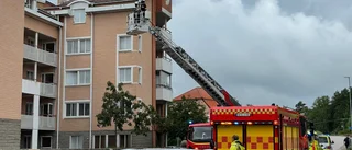 Utryckning i centrala Nyköping – nyårslykta fastnade i hustak