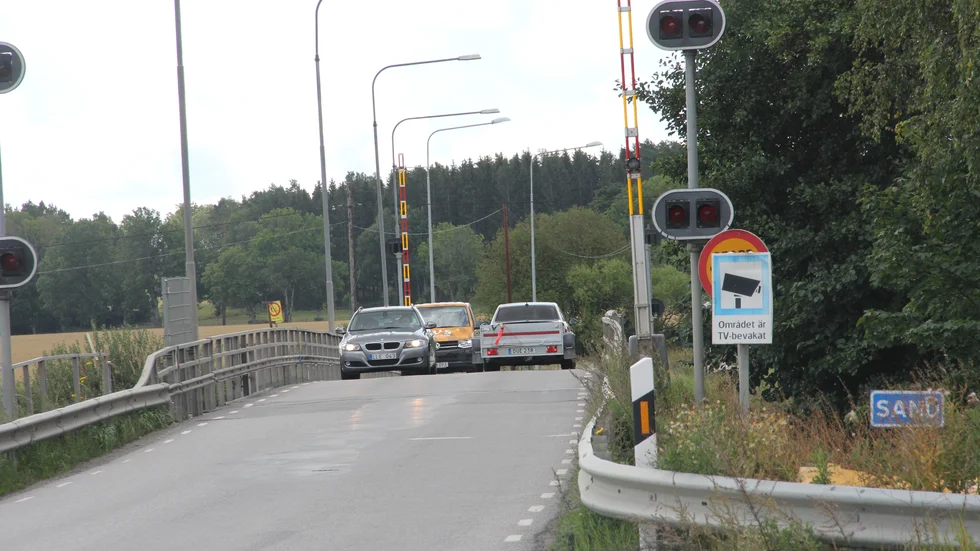 Nuvarande bron är för smal för att möta en lastbil eller buss på. Här finns inte heller någon gång- eller cykelbana för de närboende som vill ta sig över vattnet.
