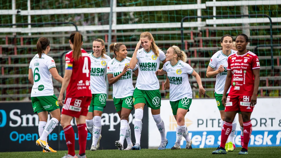 Nina Jakobsson (i mitten) avslutade matchen med ett drömmål.