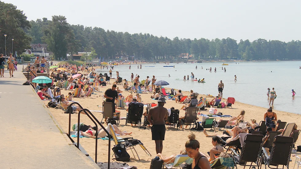 Stranden fylldes på efterhand under lördagen. 