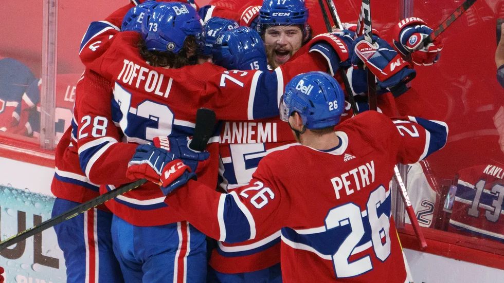 Montreals Josh Anderson omfamnas av lagkamraterna efter att ha satt det avgörande målet mot Vegas i förlängningen.
