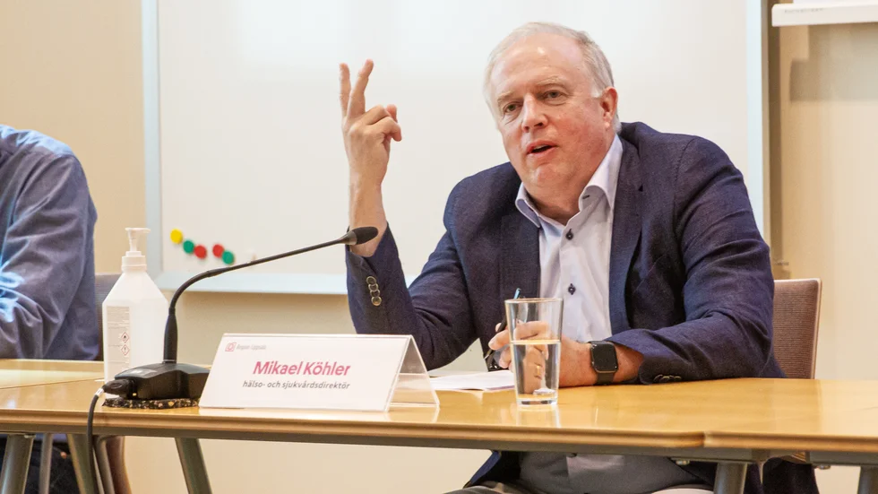 Det omvända V-tecknet blir både en obscen gest mot sjukdomen, och ett segertecken, skriver Mikael Köhler.