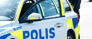 Lastbil körde in i hus – smet från platsen • "Såg hur taket rasade ner"