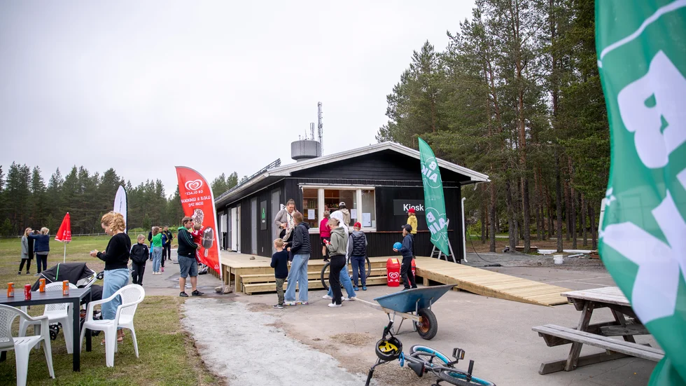 I dag finns det både kiosk och grillvagn på plats vid tjärnen. utöver de aktiviteter som finns i dag hoppas föreningen bakom projektet att det till nästa år anläggs både utegym och ett hopptorn mitt i tjärnen.