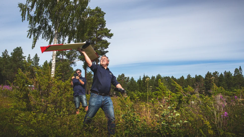 Olle Hagner, grundare av Smartplanes, skickar iväg ett drönarplan på testuppdrag.