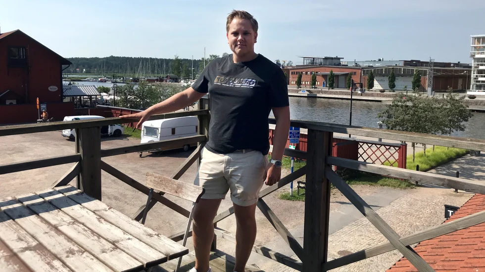 Andreas Rensberg är projektledare på Huvudgatan Fastigheter och visar upp det nya studentboendet som ligger i Nyköpings hamn.