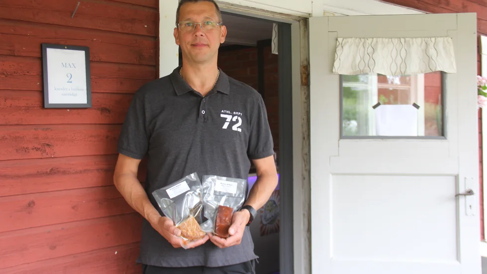 Roger Waller berättar att grannarna inte har klagat på röklukten, i alla fall inte än. 