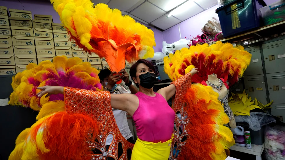 Nya restriktioner införs samtidigt som Thailand planerat att öppna för turism igen. Här visar Supat Kuntatun vid Phuket Simon Cabaret upp en ny scenkostym. Arkivbild.