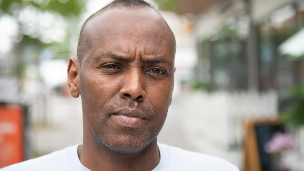 – Självklart skulle jag vilja träffa svenskar och prata mer svenska. Men jag känner ingen, säger Mohammed Mohamud som bor i Rinkeby sedan 15 år.