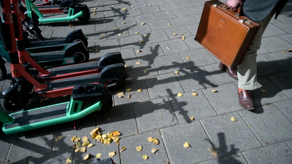Ordningen kopplad till elsparkcyklar i Uppsala är oacceptabelt dålig, skriver Ola Lindberg, Ulf Tillman och Karin Ericsson.