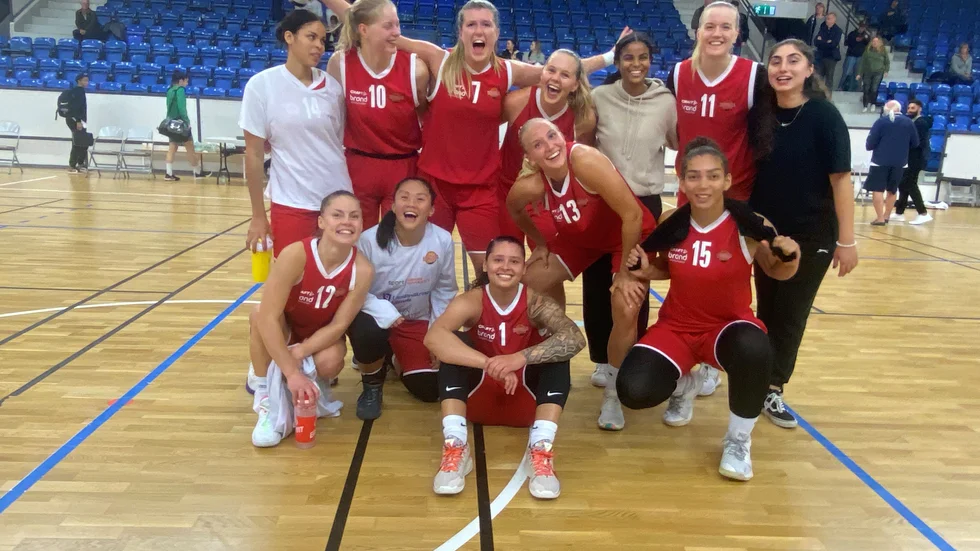 Nathalie Lindén, mitten på övre raden, är klar för spel i basketligan med Uppsala den här säsongen.