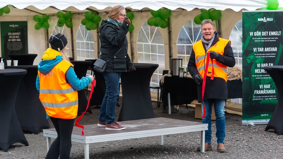 Här har kommunalrådet (S) Birgitta Larsson precis klippt bandet och invigt Ragn-Sells nya miljöanläggning i Gällivare. Det är Emilia Jönsson, produktionsingenjör på Ragn-Sells, och Björn Marcusson, affärsutvecklare på företaget, som flankerar Larsson på bilden.