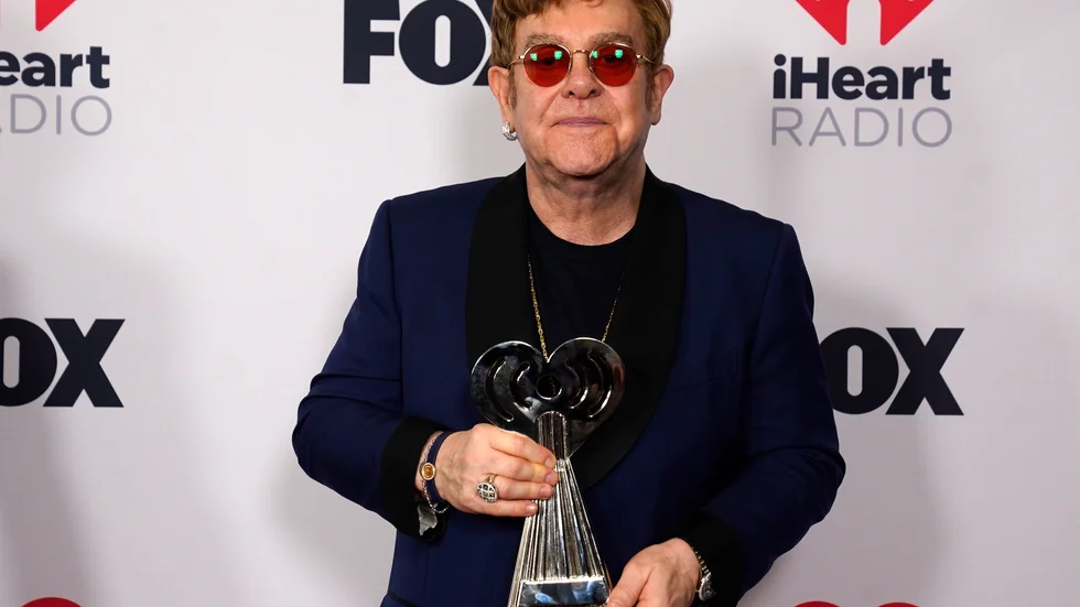 Elton John har skadat höften och tvingas skjuta upp sin turné ytterligare en gång. Arkivbild.
