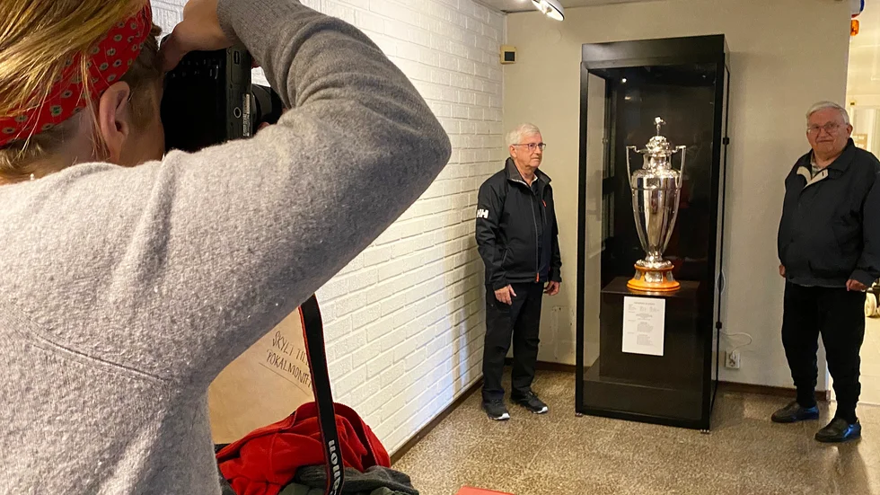 Sören och Sigvard Nordén, brorsöner till Emil Nordeen som vann pokalen, skulle förstås förevigas med den när den äntligen landade i Norsjö.