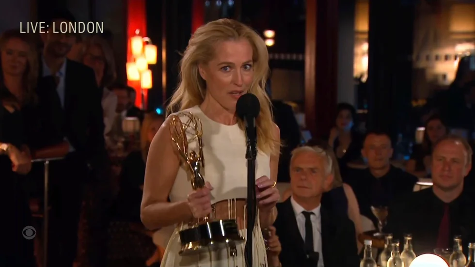 Gillian Anderson tillhör "The crown"-vinnarna vid Emmygalan. Hon fick priset för bästa kvinnliga biroll i en dramaserie.