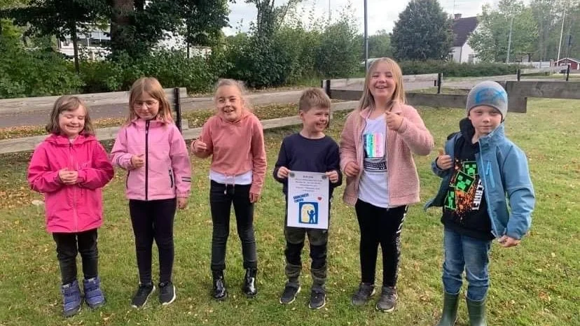 Emådalskolans Vera Axelsson, Melicia Vesterberg, Larisa Tudor, Gustav Johansson, Lilly Åkerström Rylander och Edvin Springfeldt med diplomet från Barncancerfonden.