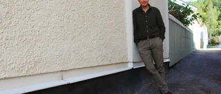 Han undersöker klyftan mellan stad och land