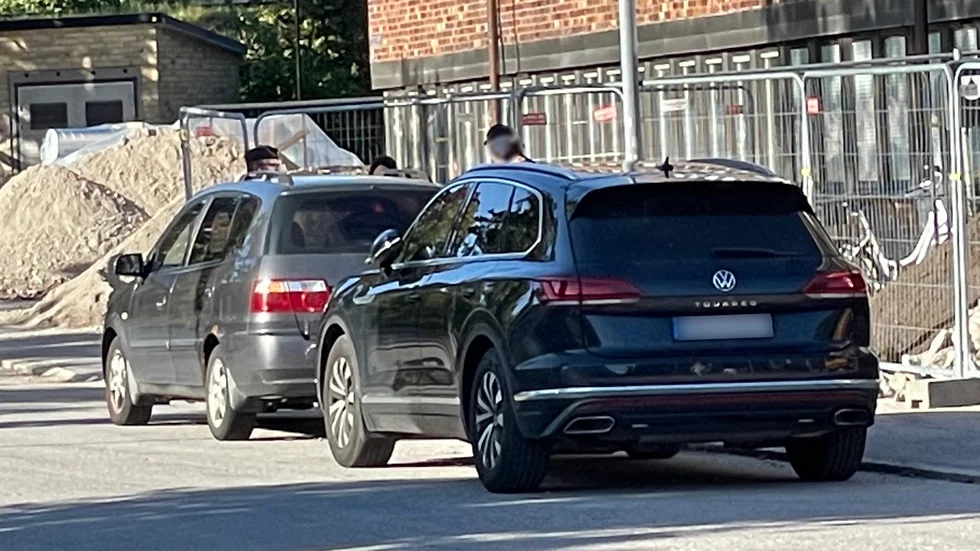 Polisen var kvar på olycksplatsen och arbetade efter att den påkörda personen förts till sjukhus. Det är oklart om fordonen på bilden på något vis var involverade i olyckan, eller om det rör sig om vittnen.