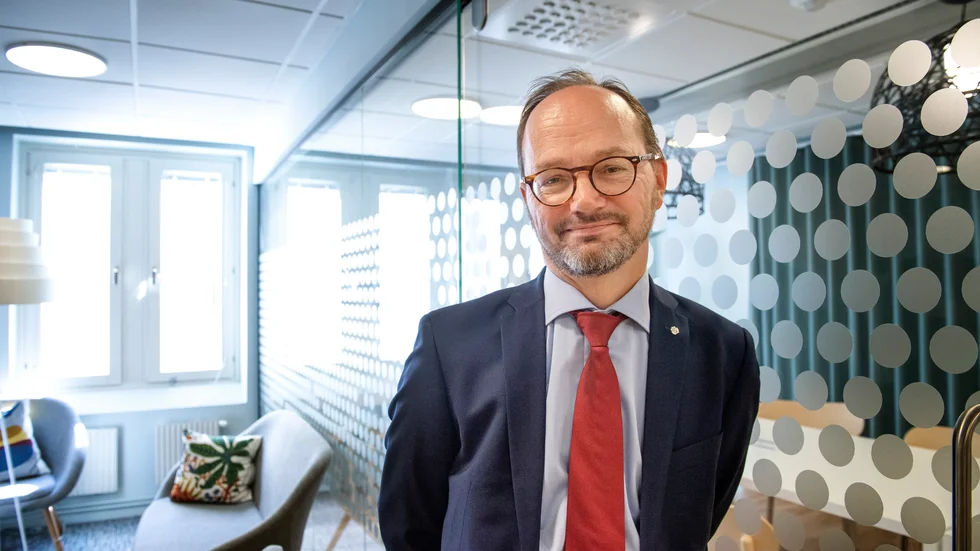 Infrastrukturministern Tomas Eneroth (S) säger att uppdraget till Trafikverket är en tydlig signal till alla som investerar i Sverige. ""Vi ser vad som händer och vi agerar", säger han.