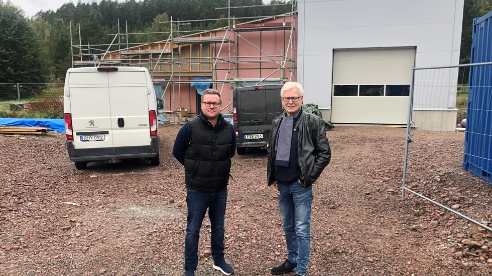 Den nya ambulansstationen i Virserum, som ska stå klar i höst, saknar fysträningslokal. Under torsdagen skickade oppositionsråden Carl Dahlin och Anders Andersson en motion till regionfullmäktige i vilken de yrkar på att länets två nya ambulansstationer ska innehålla fysträningslokaler som medarbetarna kan nyttja.