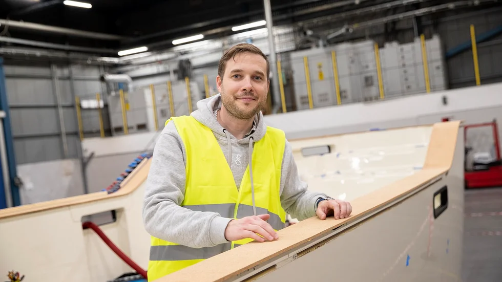 Xshore har tagit in en halv miljard kronor som framför allt ska användas på elbåtsfabriken i Nyköping. "Det är verkligen jätteroligt", säger Elias Wästberg, Xshore.