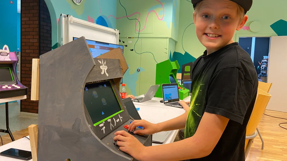 12-åriga Vilgot Stenqvist Vargstedt  har byggt ihop, målat och installerat sin egen arkadmaskin.