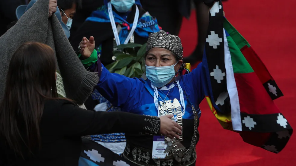 Lingvisten och politikern Elisa Loncon, som tillhör Chiles ursprungsbefolkning mapuche, gör en segergest sedan hon valts att leda arbetet med att skriva landets nya grundlag.