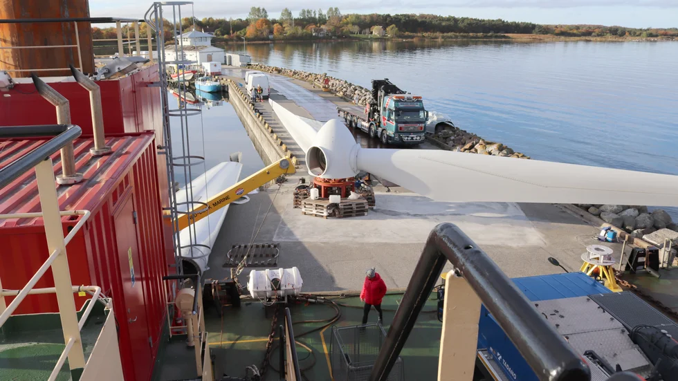 Burgsviks hamn hösten 2018, när vindkraftverken på Bockstigen fick en uppgradering.