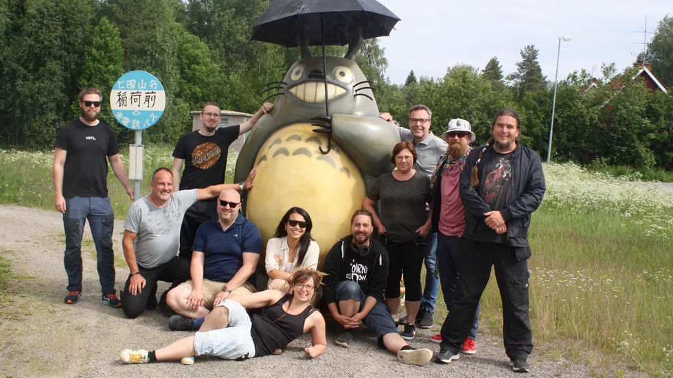 Delar av teamet bakom Game Park Jörn tillsammans med Totoro.
