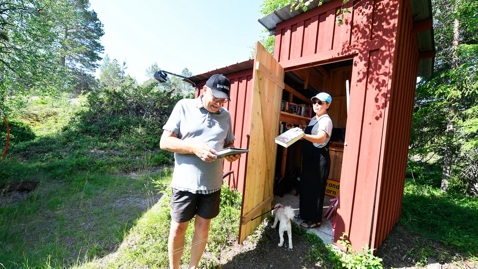 Här står det nya kulturhuset i Storsands stugförening, Bjuröklubb. Bert-Olof Åström och Malin Forsmark visar.