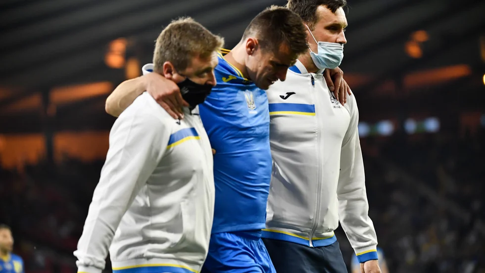 Artem Besedin hjälps av planen efter Marcus Danielsons tackling.