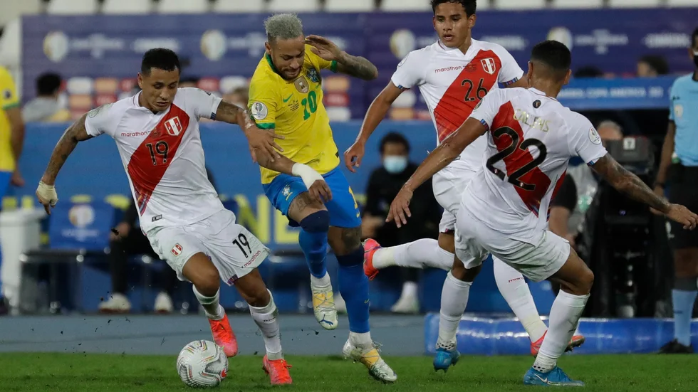 Brasiliens storstjärna Neymar försöker ta sig fram mot Peru, men den förre Malmö FF-spelaren Yoshimar Yotún lyckas ta bollen.