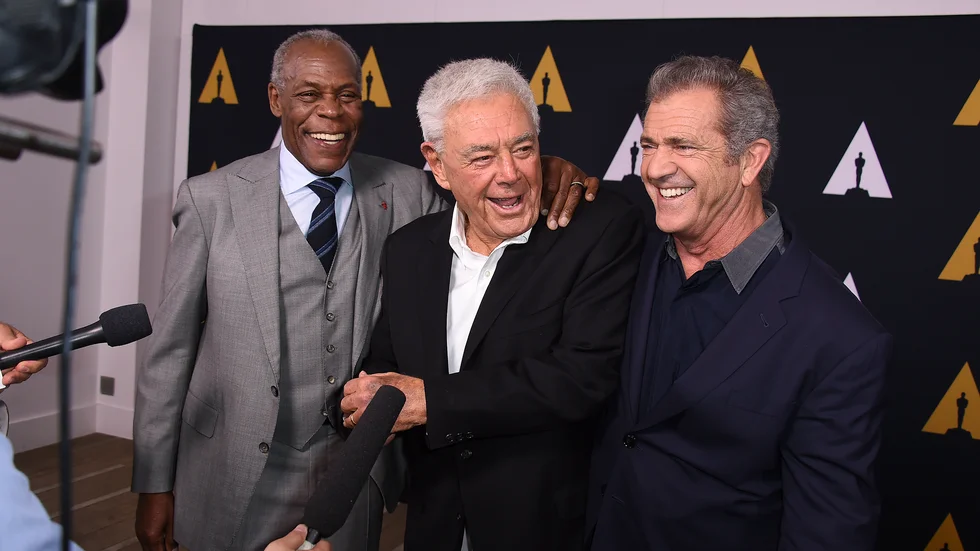 Richard Donner i mitten, mellan Danny Glover och Mel Gibson, 2017 då han hyllades för sina filminsatser. Arkivbild.