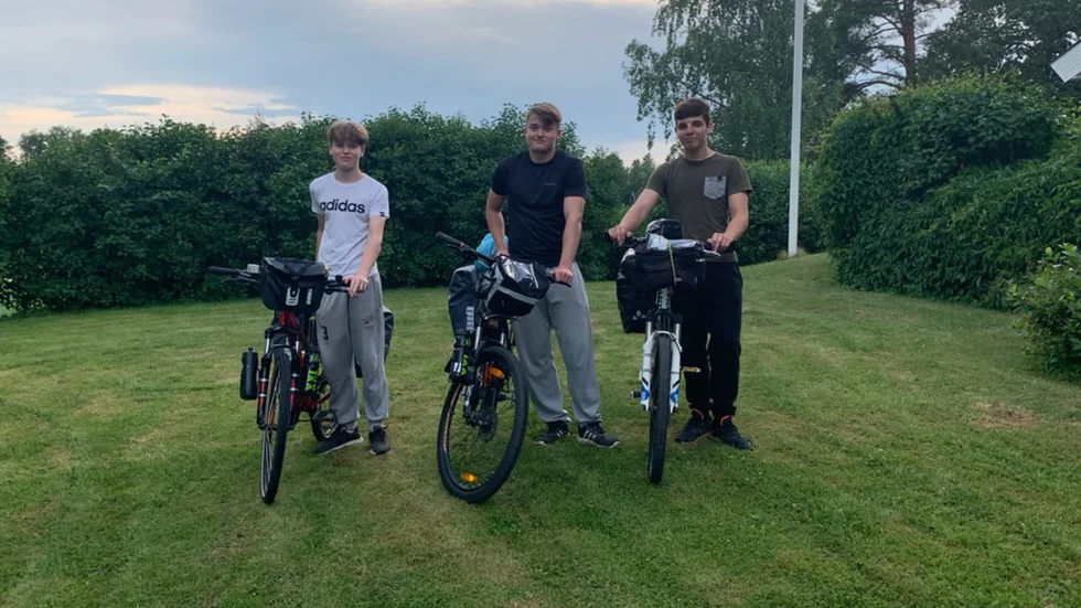 De här killarna kommer att cykla 100 mil mot psykisk ohälsa. Under torsdagen hade de 40 mil avklarade.