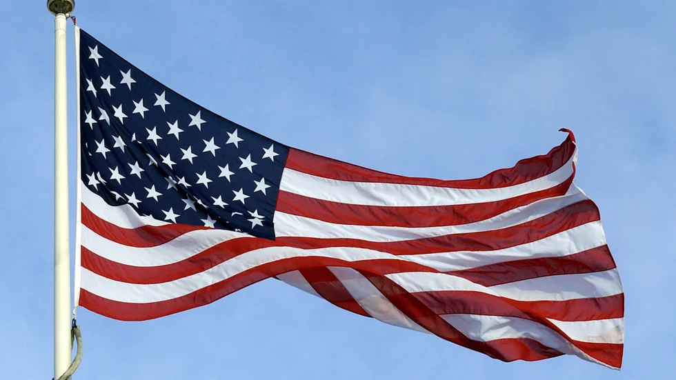 Vänstern bryr sig mer om vad som händer i USA än i Sverige, tycker insändarskribenten.