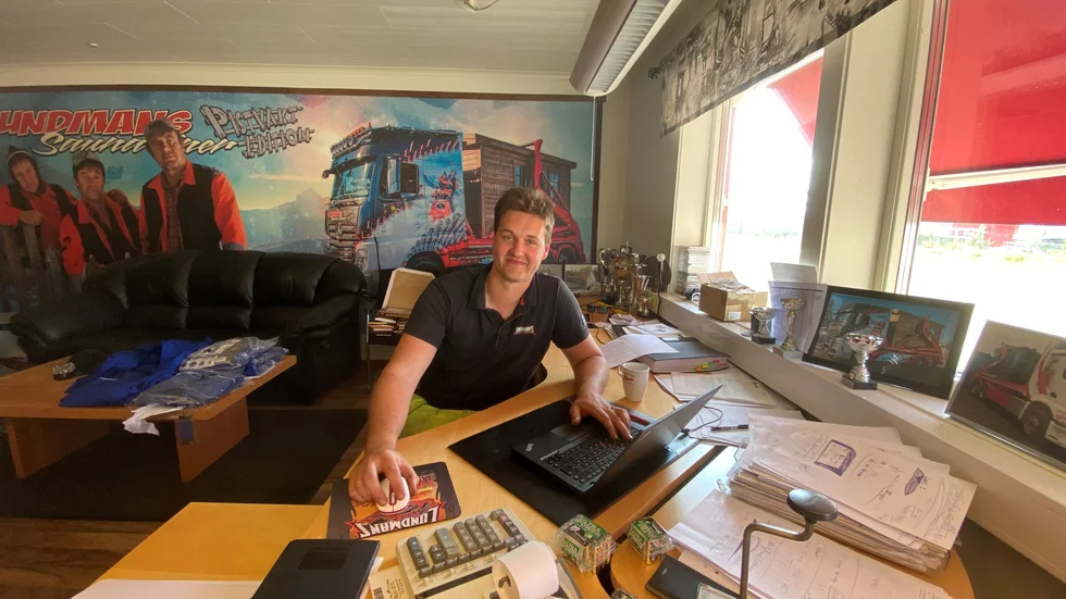Simon Lundman, vd för Lundmans djurtransporter och en av deltagarna i Svenska truckers tappade körkortet i slutet av maj och har fått hålla sig till garagetjänst istället för att köra lastbil. (Arkivbil)