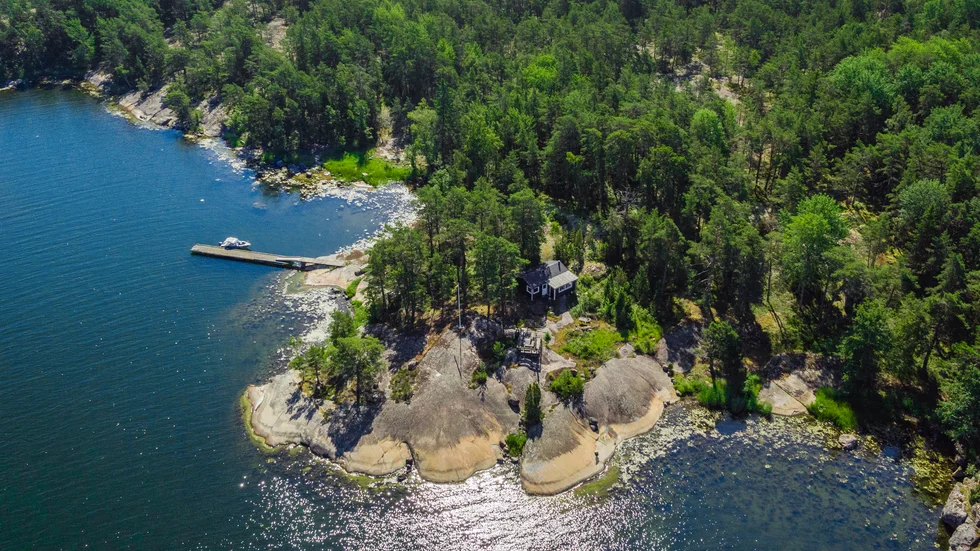 Stora Lökholmen i Nyköpings skärgård är till salu.