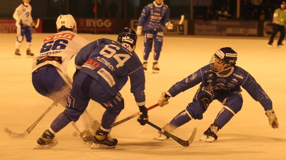 IFK Motalas Maksim Plotnikov och Albin Rohlén. Många var bra i IFK i en kämparmatch mot Vänersborg som vanns med 2-1. 