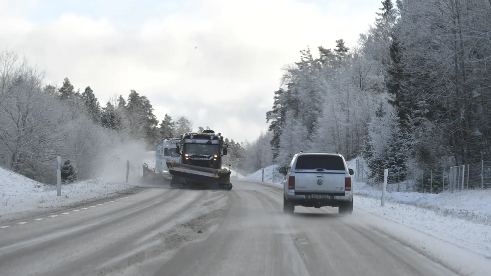 Det varnas för dåligt väglag och kraftiga snöbyar i Norduppland. 